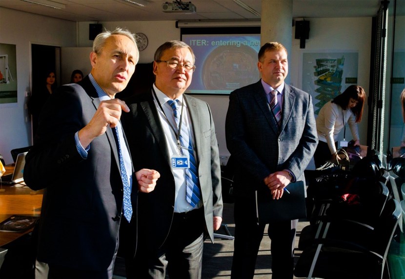 Bernard Bigot, directeur général d'ITER Organization, et Erlan Batyrbekov, directeur du le Centre nucléaire national du Kazakhstan, lors d'une visite préparatoire à la signature de l'accord. (Click to view larger version...)
